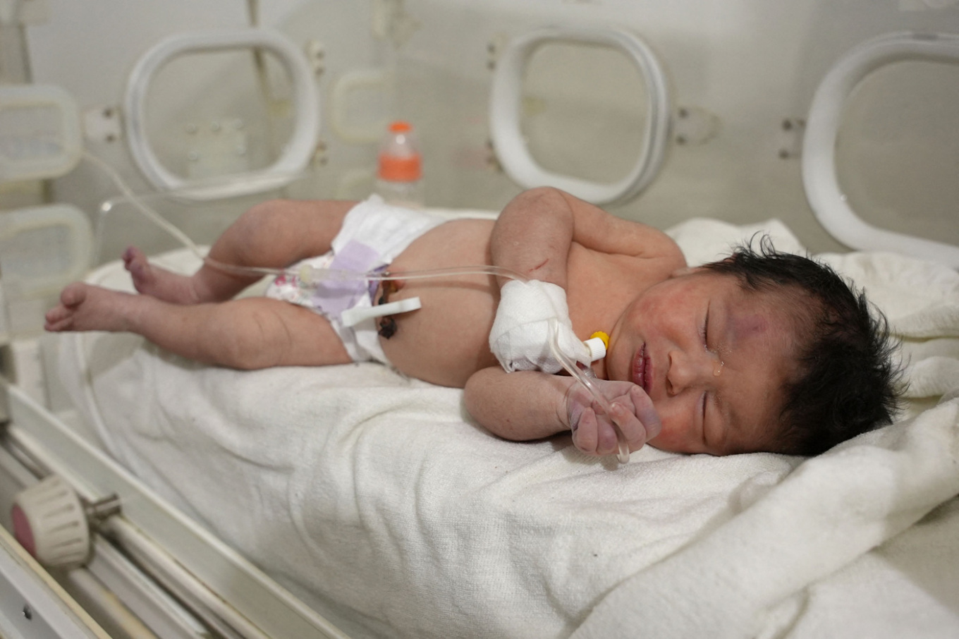 Συρία: Συγκλονιστικό βίντεο από τη στιγμή που διασώστες βγάζουν από τα συντρίμμια νεογέννητο