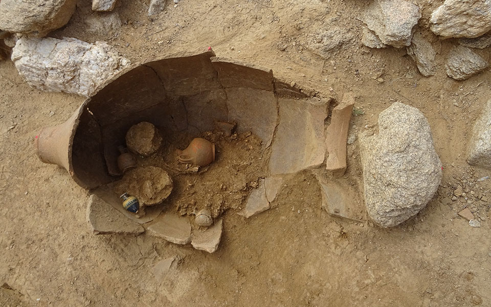 Χαλκιδική: Η αρχαιολογική σκαπάνη έφερε στο φως 912 ταφικά μνημεία