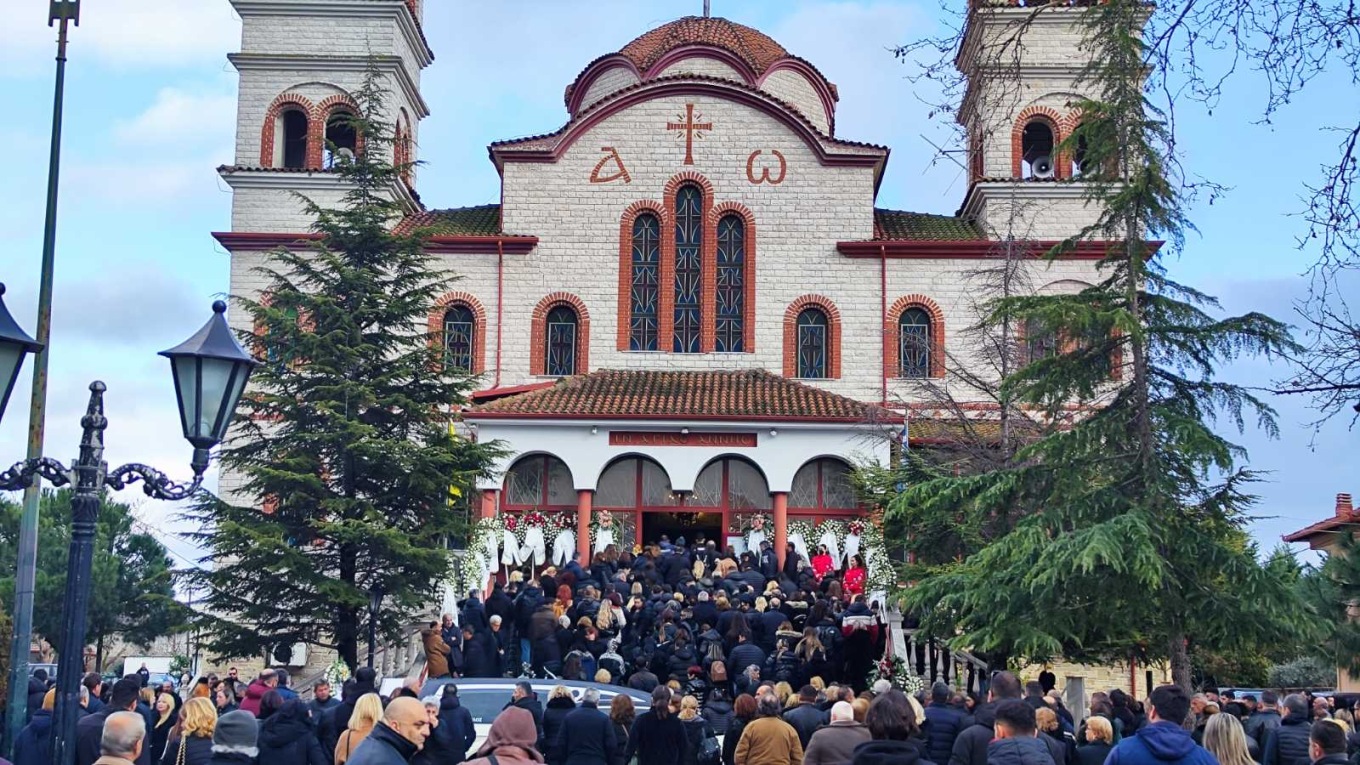 Τραγωδία στα Τέμπη: Θρήνος στην κηδεία της 34χρονης Αθηνάς στην Κατερίνη