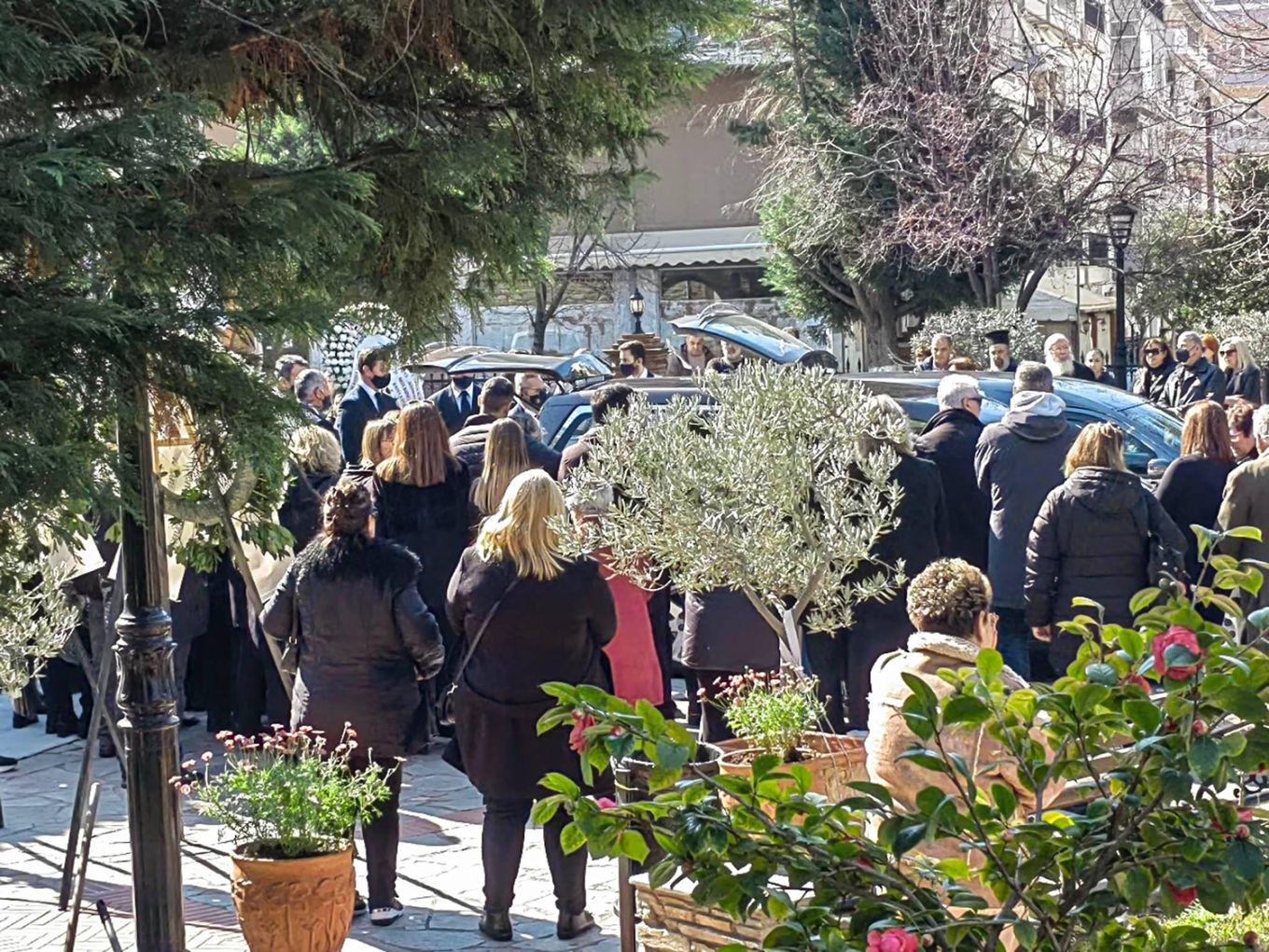 Θρήνος στην κηδεία του αστυνομικού που σκοτώθηκε μαζί με τον 15χρονο γιο του στα Τέμπη 