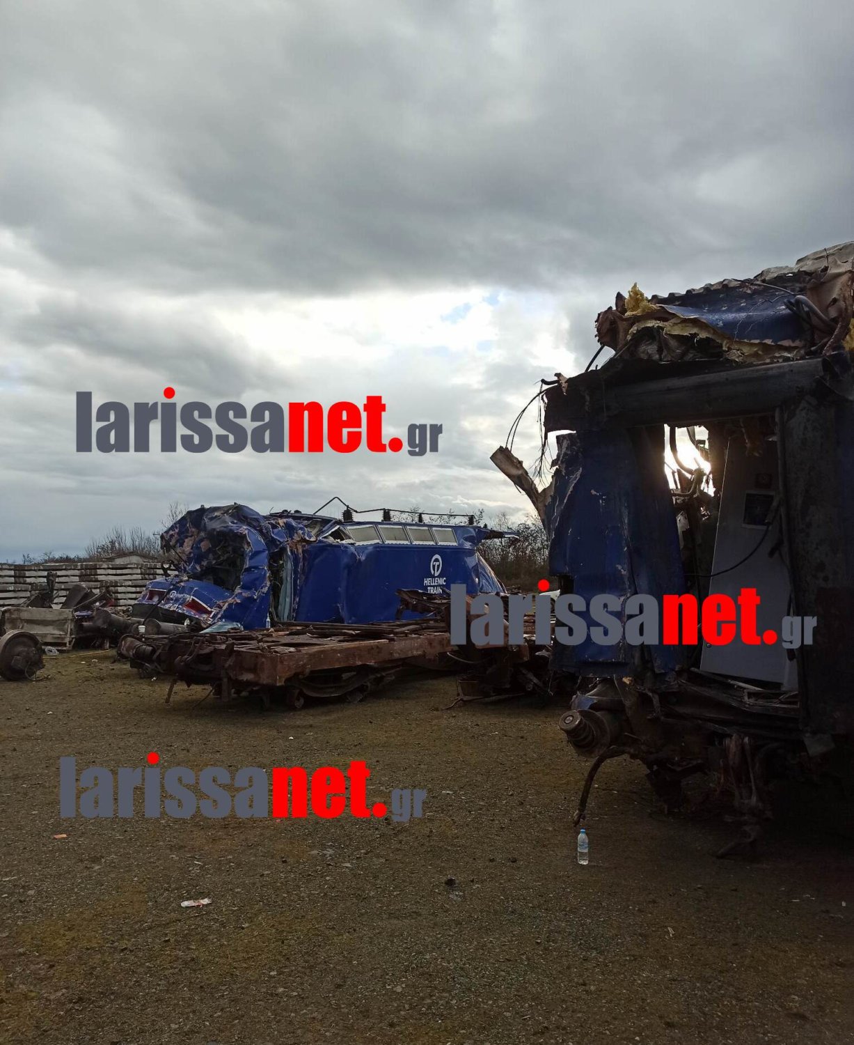 Λάρισα: Συγκλονίζουν οι εικόνες από το «νεκροταφείο» διαλυμένων βαγονιών