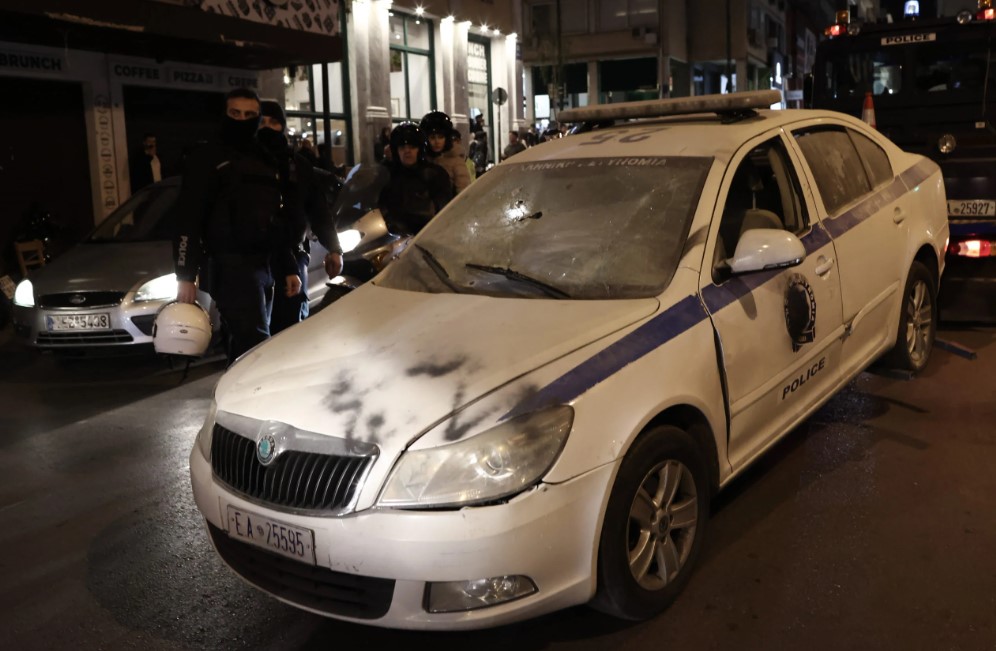 Μοναστηράκι: Πυρπόλησαν περιπολικό – Τραυματίστηκαν ελαφρά δύο αστυνομικοί