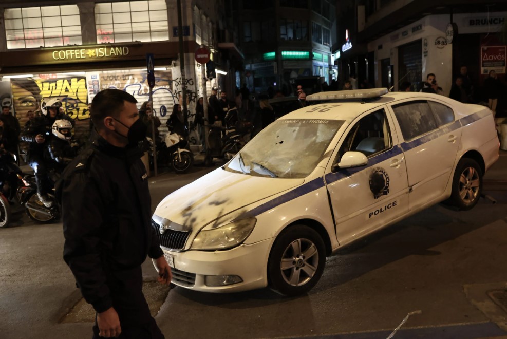 Μοναστηράκι: Πυρπόλησαν περιπολικό – Τραυματίστηκαν ελαφρά δύο αστυνομικοί