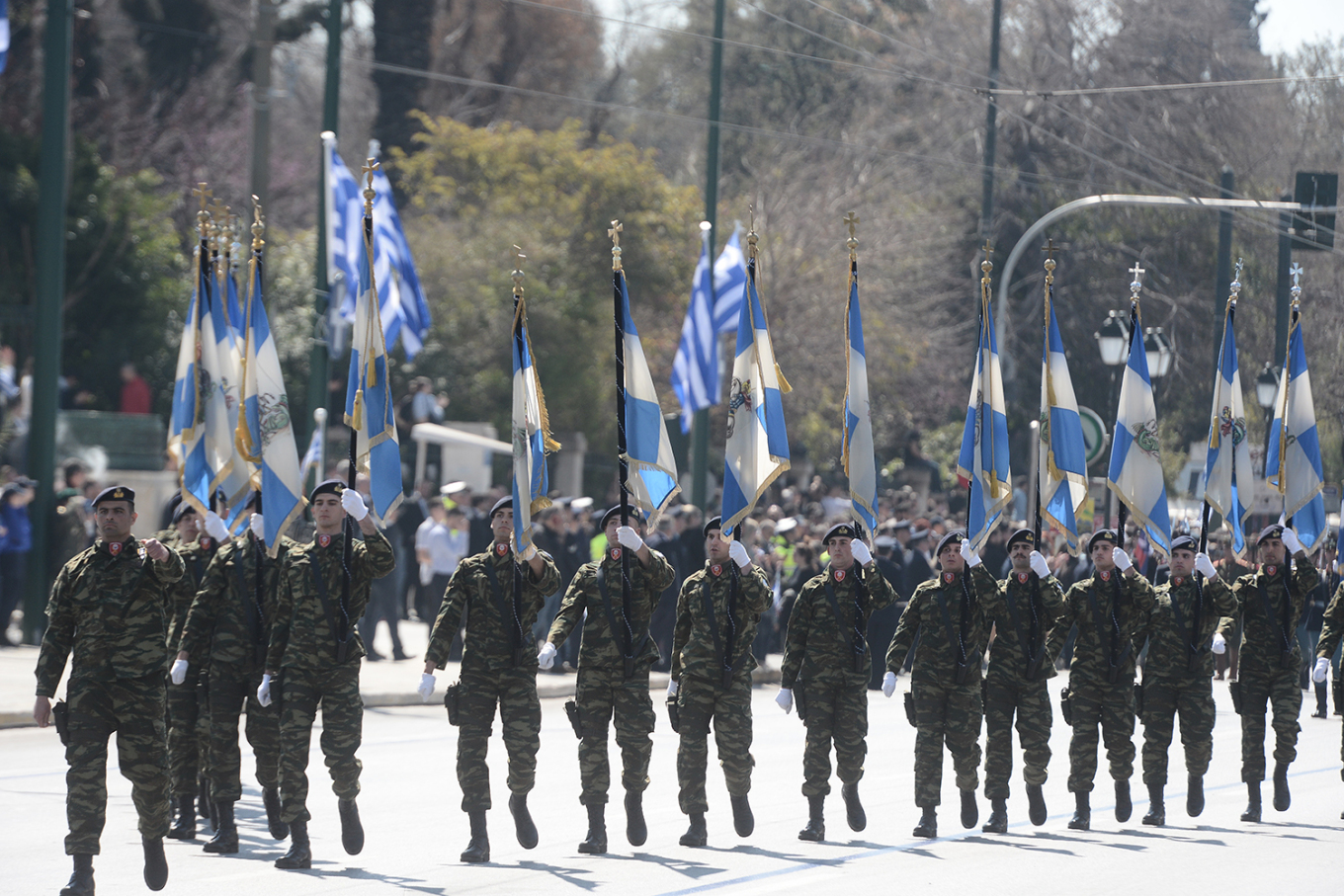 Μεγαλειώδης στρατιωτική παρέλαση στο κέντρο της 