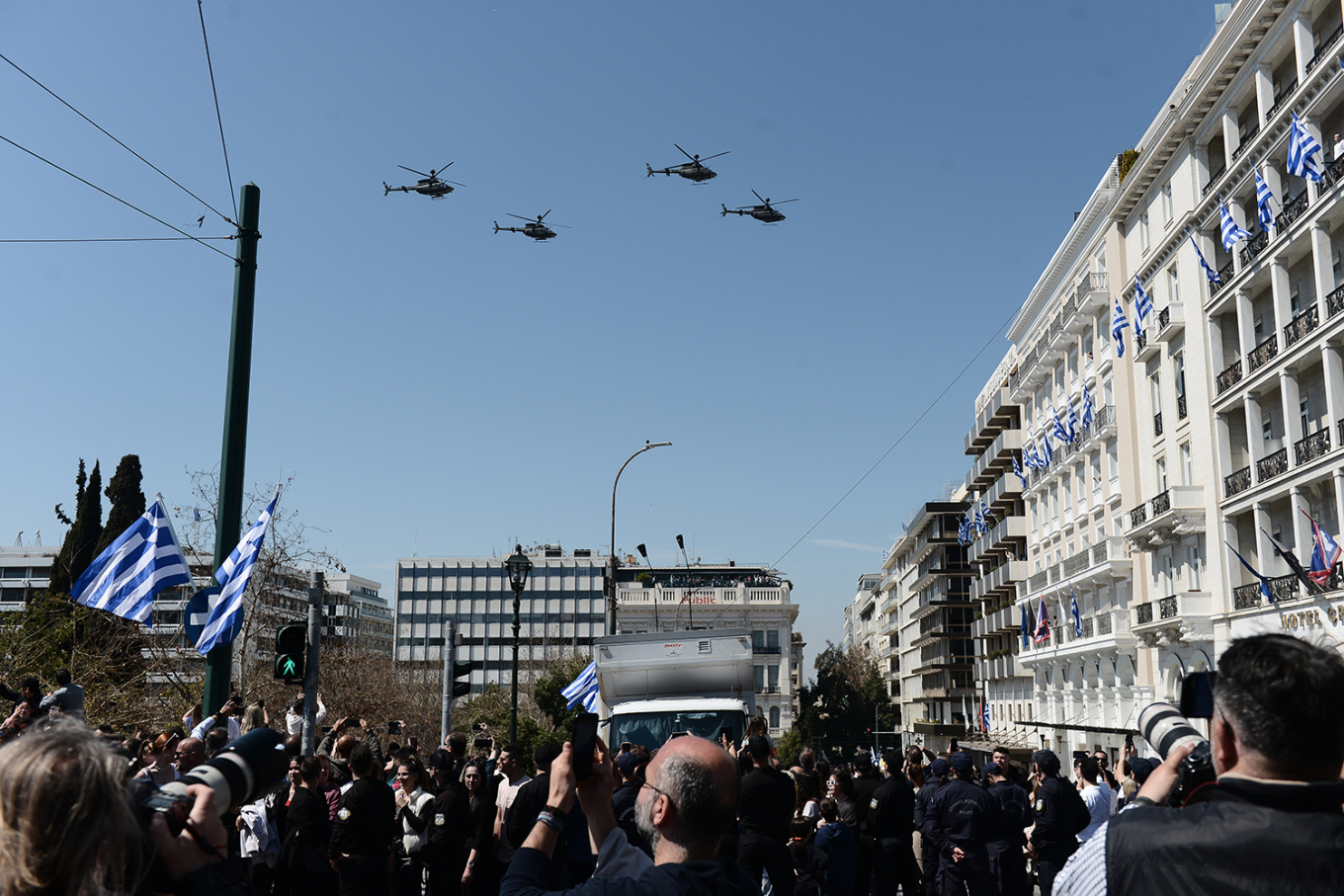 Μεγαλειώδης στρατιωτική παρέλαση στο κέντρο της