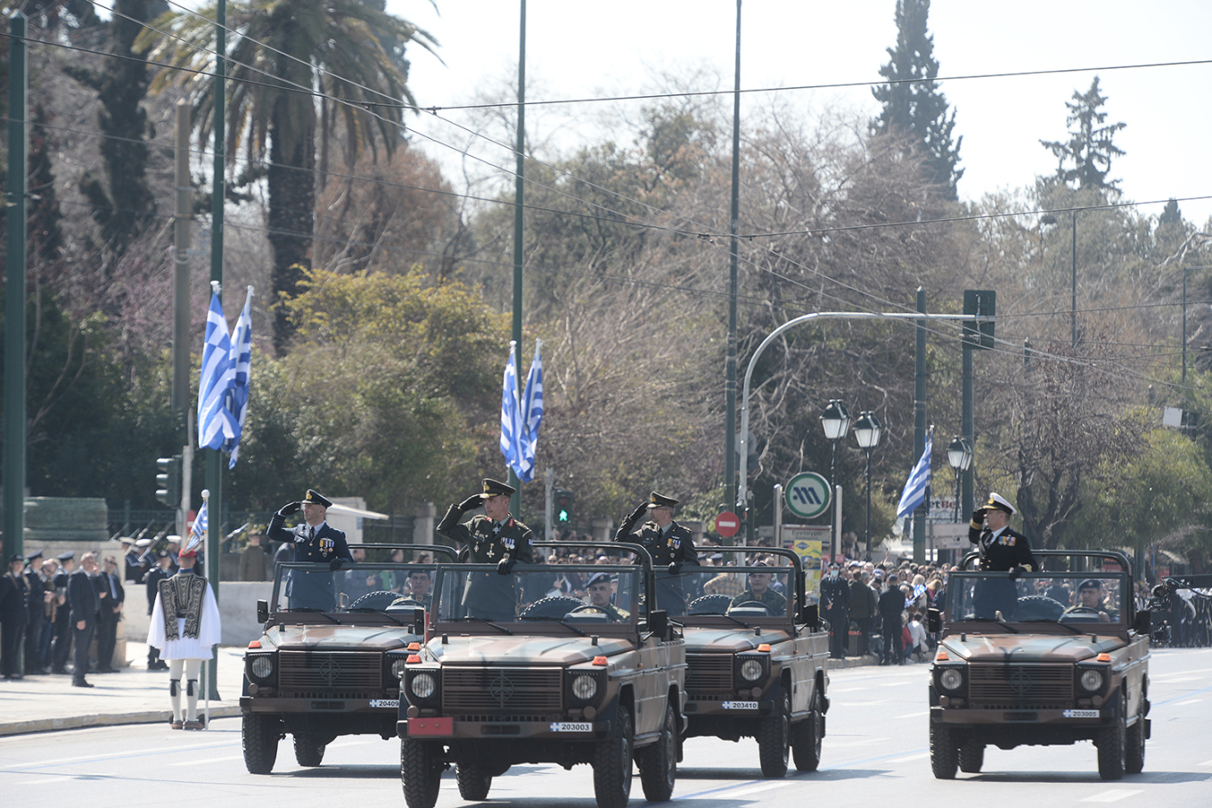 Μεγαλειώδης στρατιωτική παρέλαση στο κέντρο της Αθήνας