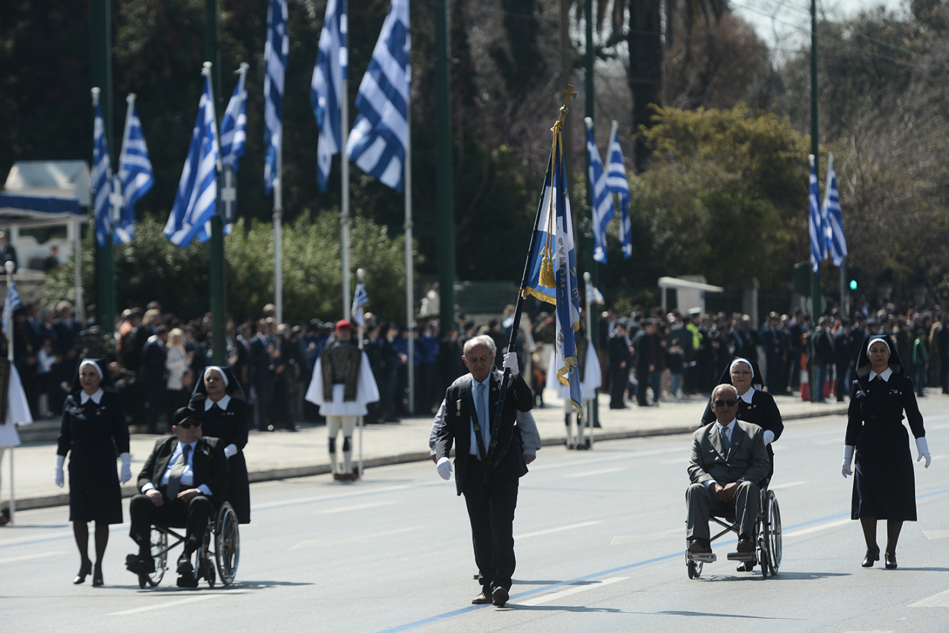 Μεγαλειώδης στρατιωτική παρέλαση στο κέντρο της Αθήνας