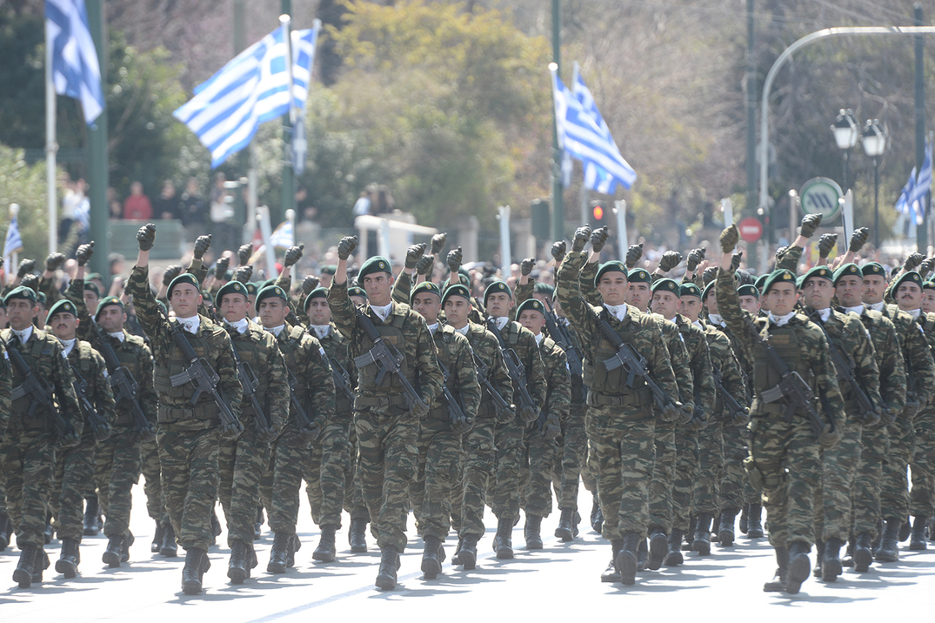 Μεγαλειώδης στρατιωτική παρέλαση στο κέντρο της Αθήνας