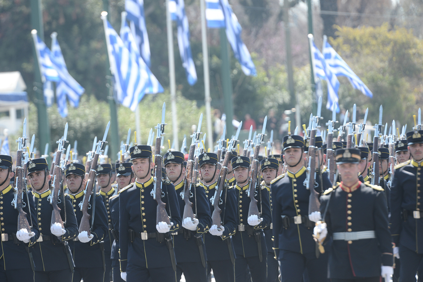 Μεγαλειώδης στρατιωτική παρέλαση στο κέντρο της 