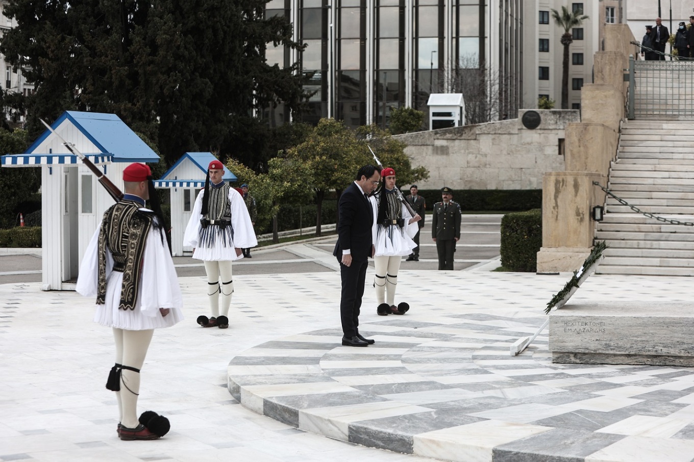Νίκος Χριστοδουλίδης: Κατέθεσε στεφάνι στο Μνημείο του Αγνώστου Στρατιώτη