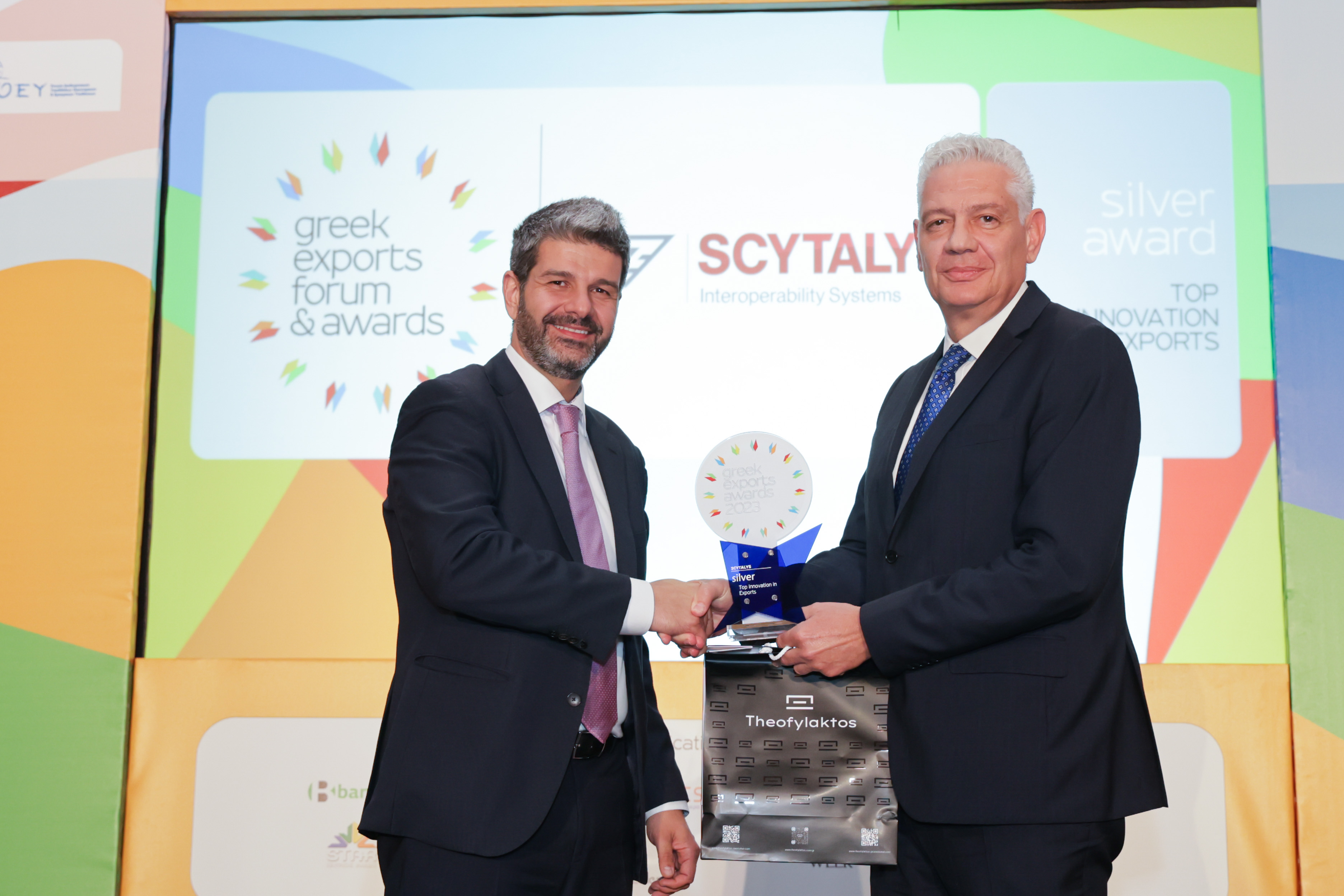 O Δημήτρης Καραντζάβελος, Πρόεδρος SCYTALYS, παραλαμβάνει το ασημένιο βραβείο στην κατηγορία Τop Innovation in Exports