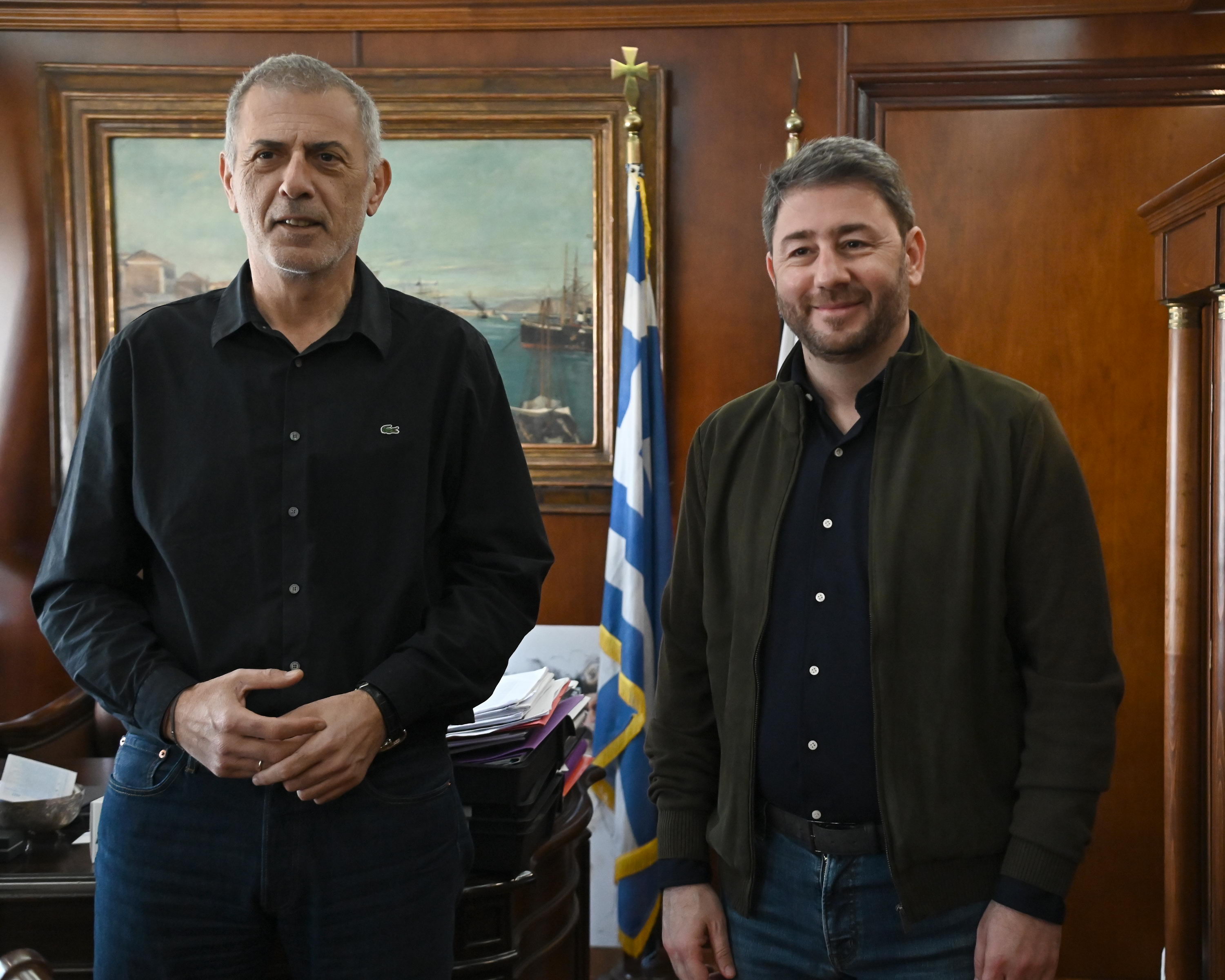 Ο Νίκος Ανδρουλάκης συναντήθηκε στη συνέχεια με τον Δήμαρχο Πειραιά, Γιάννη Μώραλη.