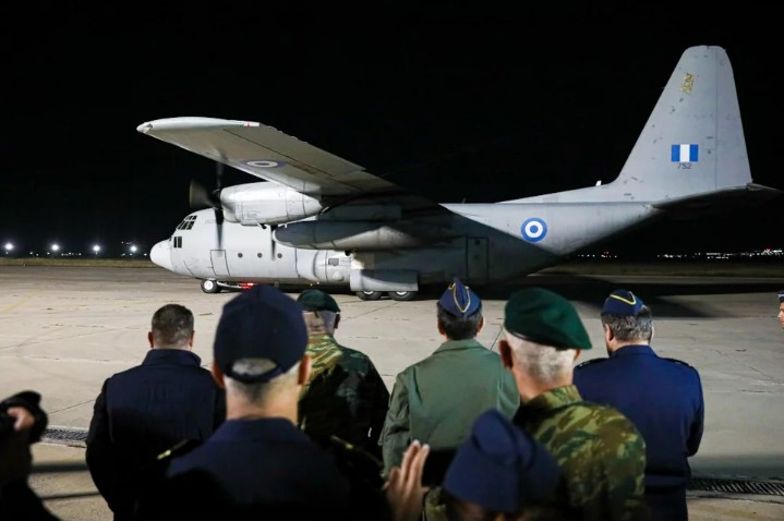 Προσγειώθηκε στην Ελευσίνα το C-130 με 39 απεγκλωβισμένους από το Σουδάν