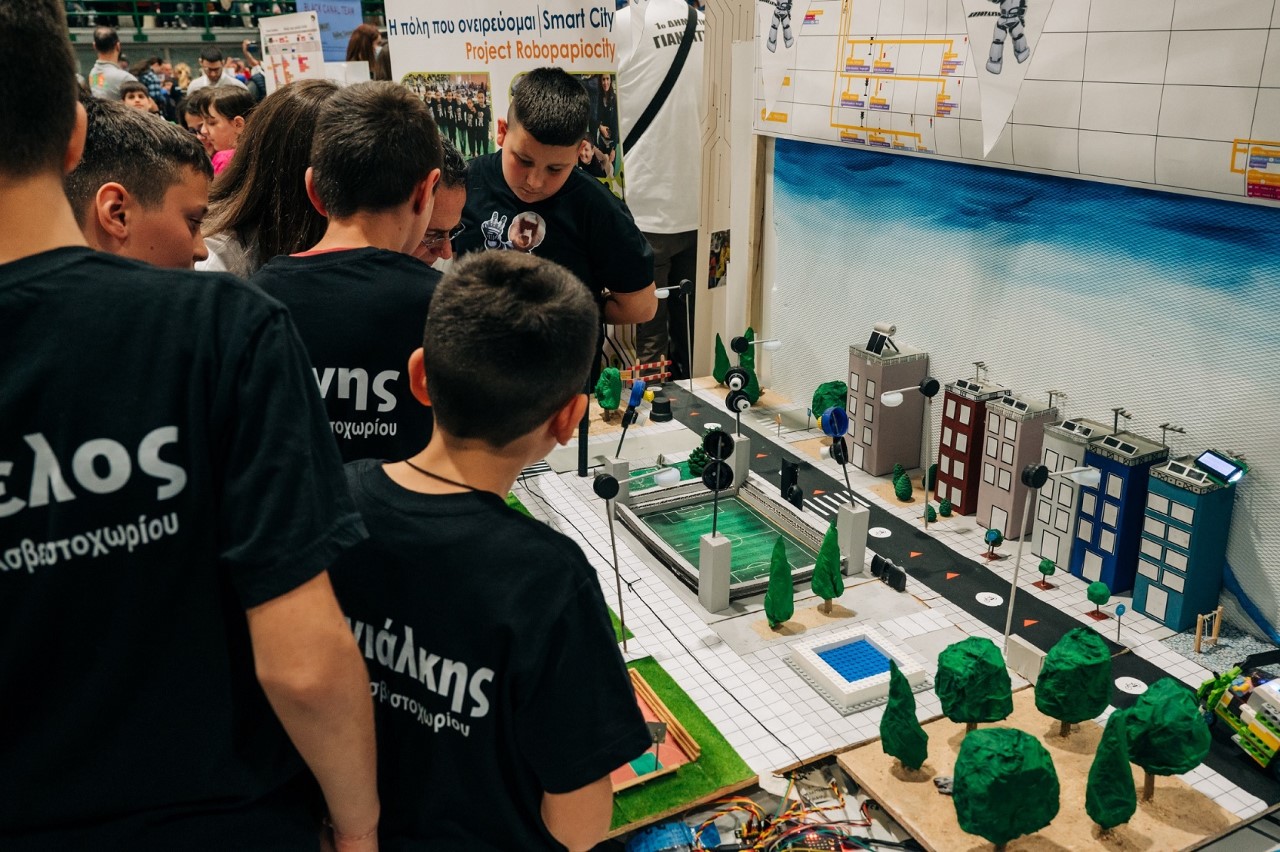 Η ομάδα "Robo Papio" διαγωνίστηκε στην κατηγορία "Smart Cities" Γ-Στ Δημοτικού και πήρε Βραβείο Προγραμματισμού & Προσομοίωσης Αυτοματισμού, στον τελικό του Πανελλήνιου Διαγωνισμού STEM και Εκπαιδευτικής Ρομποτικής.
