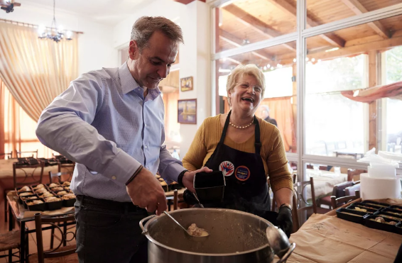 Μητσοτάκης: Ετοίμασε σε ταβέρνα στο Κερατσίνι γεύματα για ανθρώπους που έχουν ανάγκη