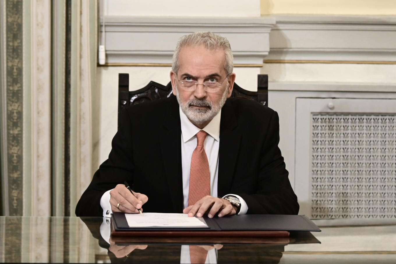  Στο Μαξίμου ο υπηρεσιακός Πρωθυπουργός Ιωάννης Σαρμάς - Παρέλαβε από τον Κυριάκο Μητσοτάκη
