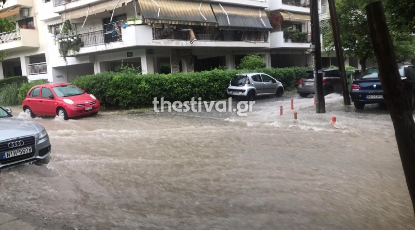 Θεσσαλονίκη: «Ποτάμια» οι δρόμοι μετά την καταιγίδα