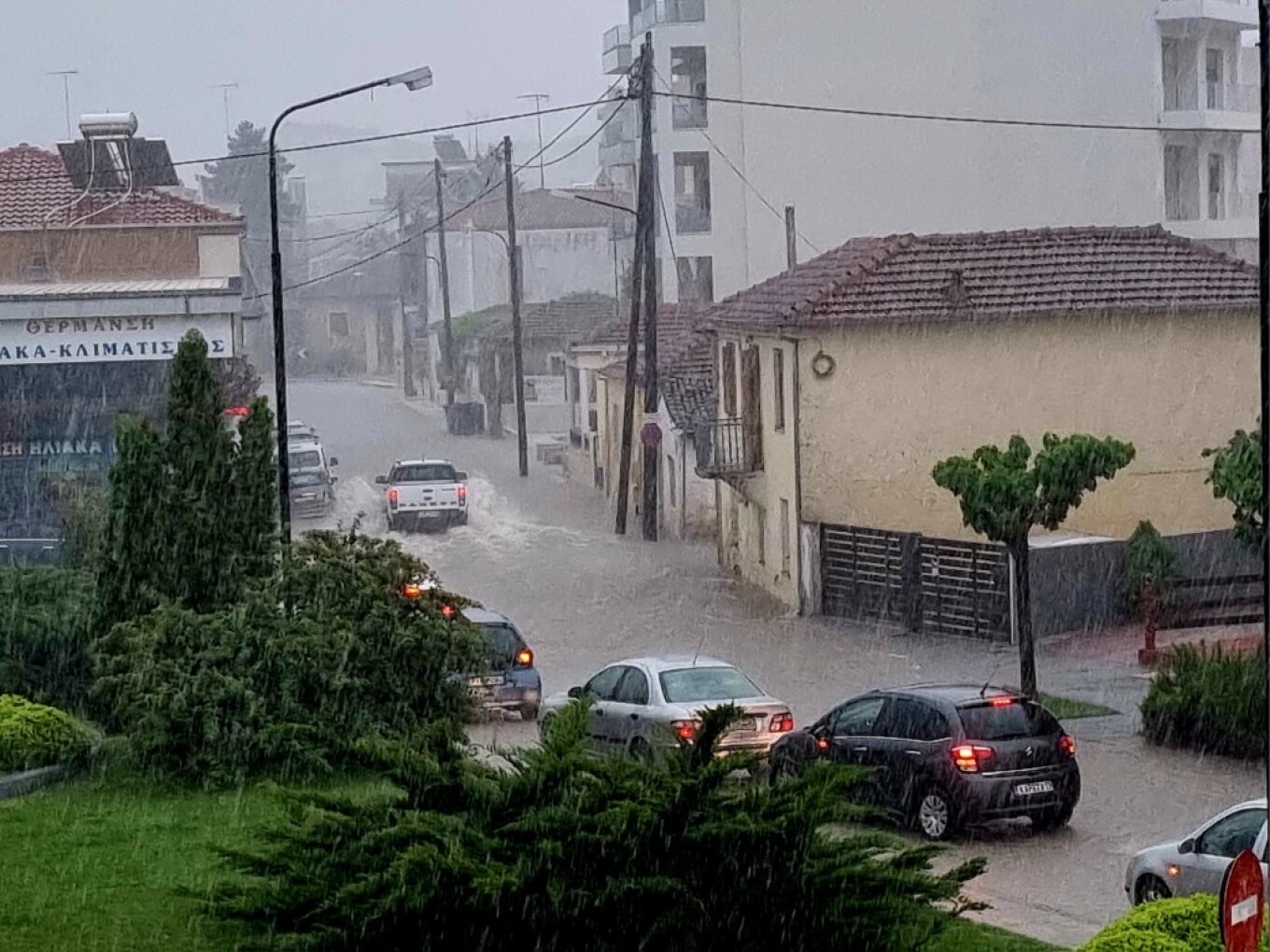 Τρίκαλα: Προβλήματα από την έντονη βροχόπτωση -Έκλεισαν κεντρικοί δρόμοι, πλημμύρισαν υπόγεια