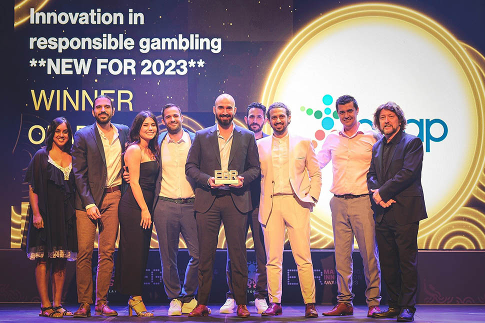 Η ομάδα του ΟΠΑΠ παραλαμβάνει το βραβείο “Innovation in Responsible Gambling”