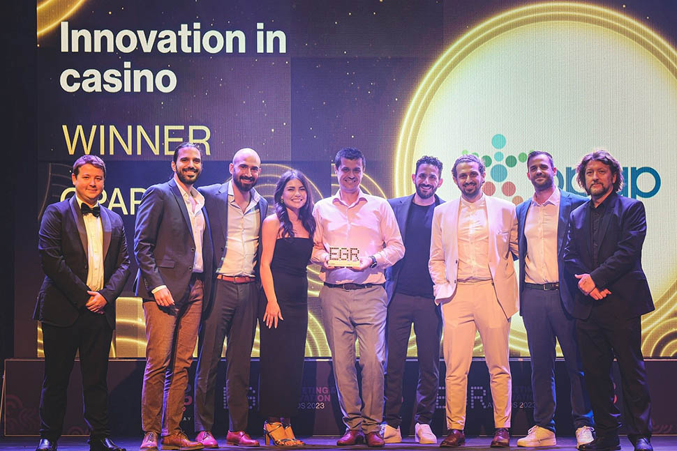 H ομάδα του ΟΠΑΠ παραλαμβάνει το βραβείο "Innovation in Online Casino"