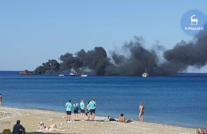 Φωτιά ξέσπασε σε σκάφος με 82 επιβάτες σε μικρή απόσταση από την παραλία των Στεγνών στη Ρόδο. 
