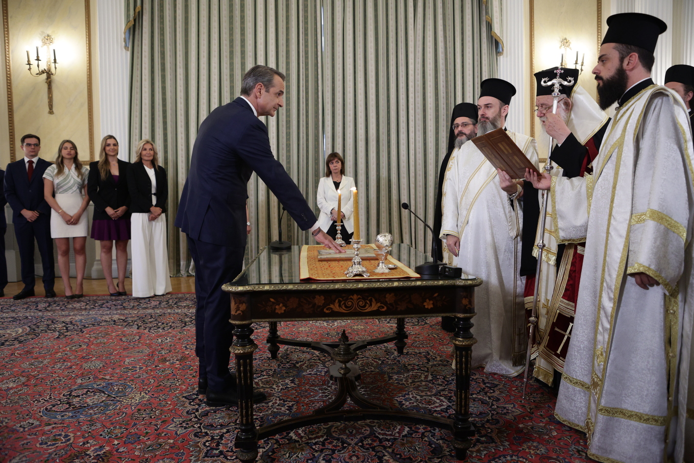 Η ορκωμοσία πραγματοποιήθηκε από τον αρχιεπίσκοπο Ιερώνυμο, παρουσία της Προέδρου της Δημοκρατίας Κατερίνας Σακελλαροπούλου.