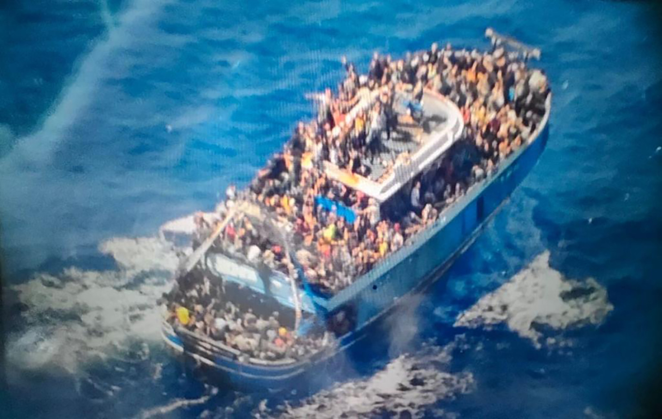 Ναυάγιο ανοιχτά της Πύλου: Συγκλονιστικές φωτογραφίες λίγο πριν βυθιστεί το πλοίο