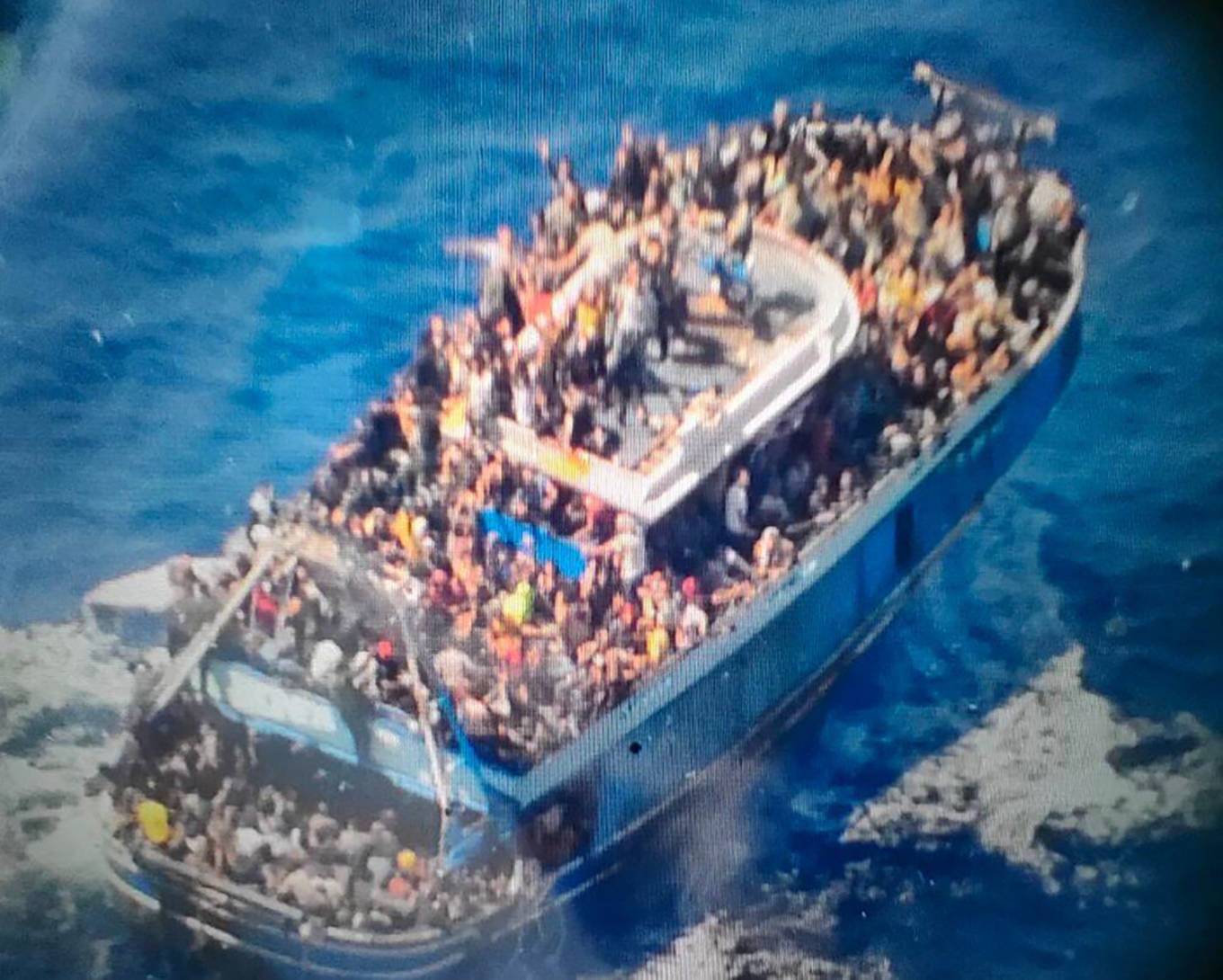 Ναυάγιο ανοιχτά της Πύλου: Συγκλονιστικές φωτογραφίες λίγο πριν βυθιστεί το πλοίο
