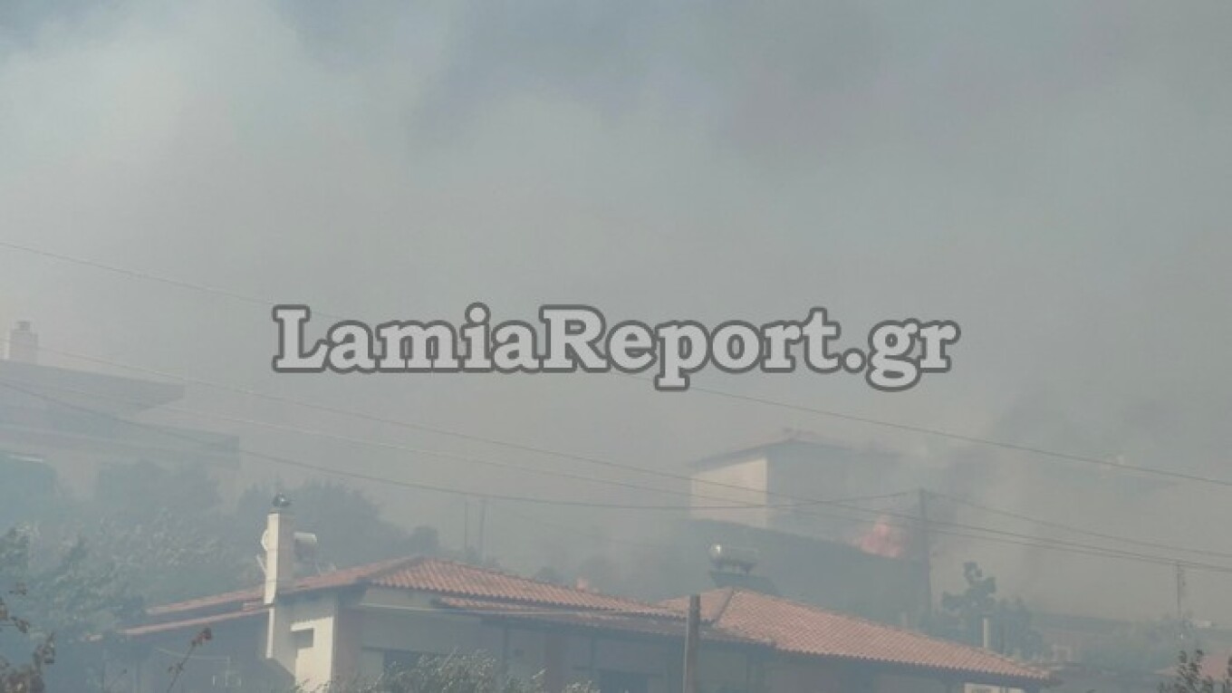 Φωτιά στη Λαμία: Κάηκαν σπίτια - Εκκενώνεται το βόρειο τμήμα