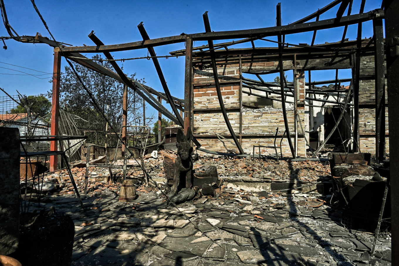 Φωτιά στο Λουτράκι: Μεγάλες καταστροφές