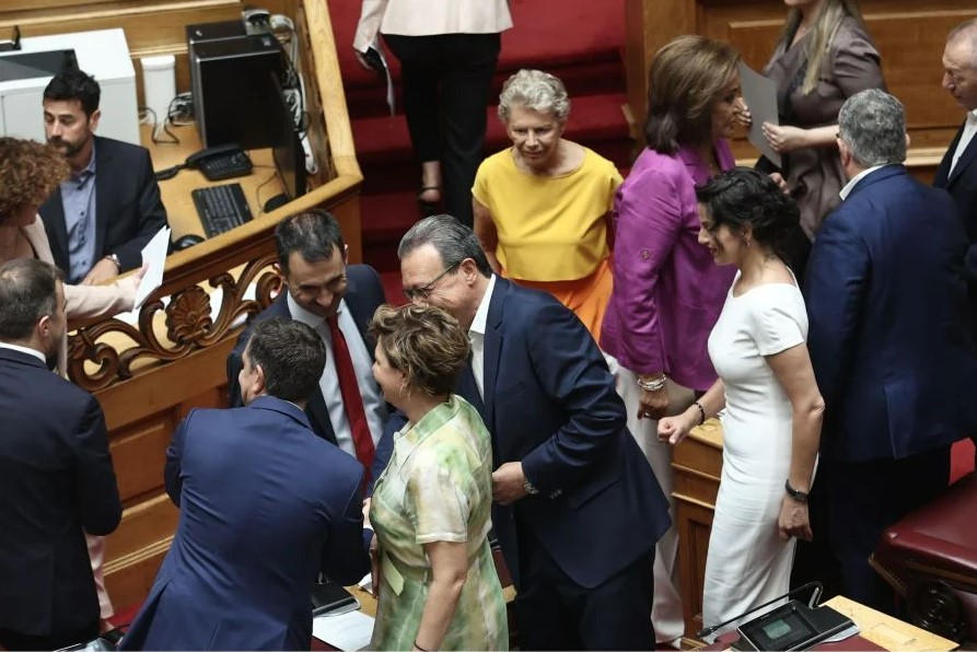 Ορκωμοσία νέας Βουλής: O Τσίπρας έκατσε δίπλα σε Γεροβασίλη και Φάμελλο