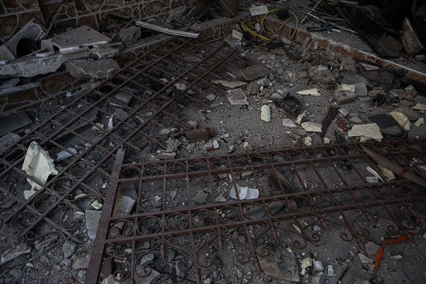 Ασπρόπυργος: «Βομβαρδισμένο» τοπίο μετά την ισχυρή έκρηξη