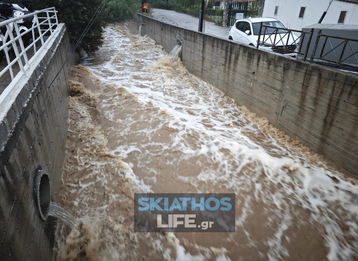 Σκιάθος: Σε ποτάμια έχουν μετατραπεί οι δρόμοι
