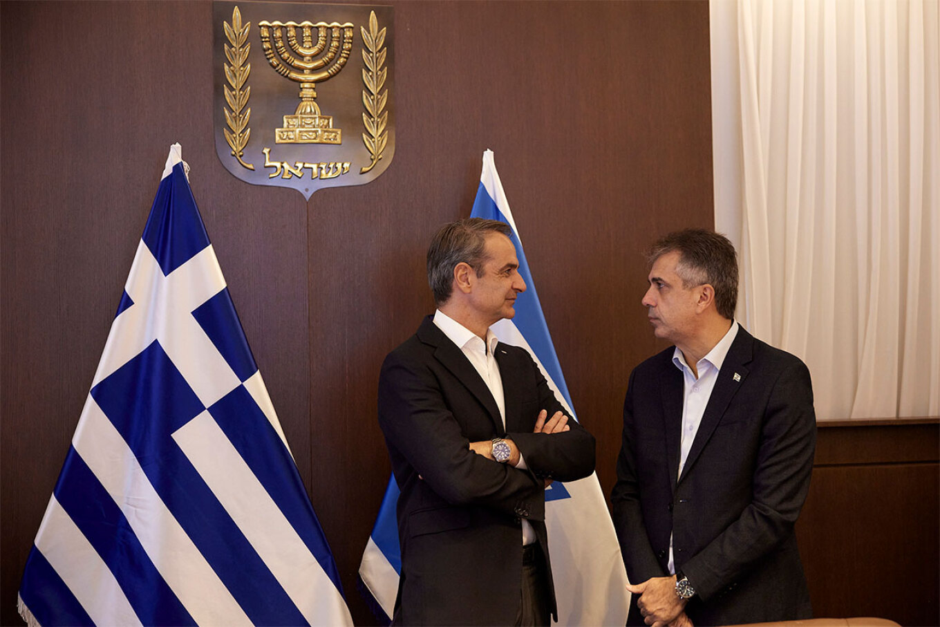 Με τον Πρωθυπουργό του Ισραήλ, Μπενιαμίν Νετανιάχου, συναντήθηκε ο Έλληνας Πρωθυπουργός, Κυριάκος Μητσοτάκης, στην Ιερουσαλήμ. Ο Κυριάκος Μητσοτάκης έφτασε νωρίς το πρωί στο Ισραήλ, επιβεβαιώνοντας τις πληροφορίες που υπήρχαν από το απόγευμα της Κυριακής ότι σήμερα θα πραγματοποιήσει το ταξίδι που δεν είχε πραγματοποιηθεί την προηγούμενη εβδομάδα. Στη συνάντηση συμμετείχαν από την ελληνική πλευρά, ο υπουργός Εξωτερικών Γιώργος Γεραπετρίτης καθώς και ο υπουργός Επικρατείας Σταύρος Παπασταύρου.  Ο Κυριάκος Μη