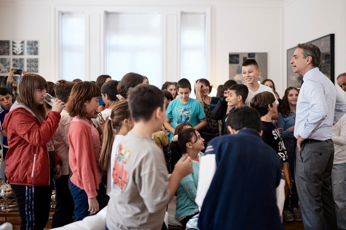 Μητσοτάκης: Η «εκτός προγράμματος» συνάντηση με μαθητές στο Μαξίμου