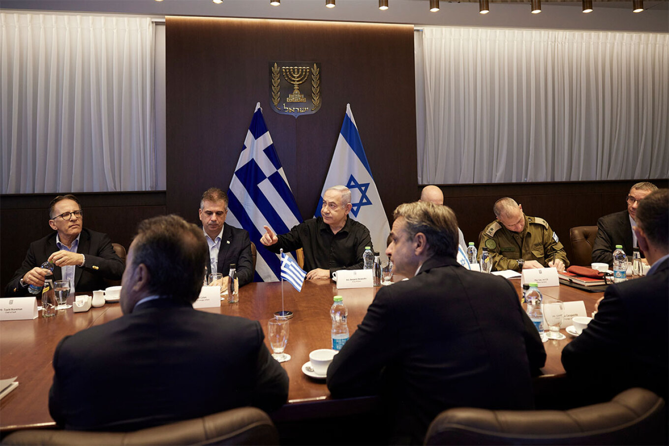 Με τον Πρωθυπουργό του Ισραήλ, Μπενιαμίν Νετανιάχου, συναντήθηκε ο Έλληνας Πρωθυπουργός, Κυριάκος Μητσοτάκης, στην Ιερουσαλήμ. Ο Κυριάκος Μητσοτάκης έφτασε νωρίς το πρωί στο Ισραήλ, επιβεβαιώνοντας τις πληροφορίες που υπήρχαν από το απόγευμα της Κυριακής ότι σήμερα θα πραγματοποιήσει το ταξίδι που δεν είχε πραγματοποιηθεί την προηγούμενη εβδομάδα. Στη συνάντηση συμμετείχαν από την ελληνική πλευρά, ο υπουργός Εξωτερικών Γιώργος Γεραπετρίτης καθώς και ο υπουργός Επικρατείας Σταύρος Παπασταύρου.  Ο Κυριάκος Μη