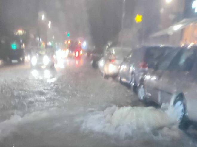 Πλημμύρισε η Πάτρα - Ποτάμια οι δρόμοι από ισχυρή βροχόπτωση