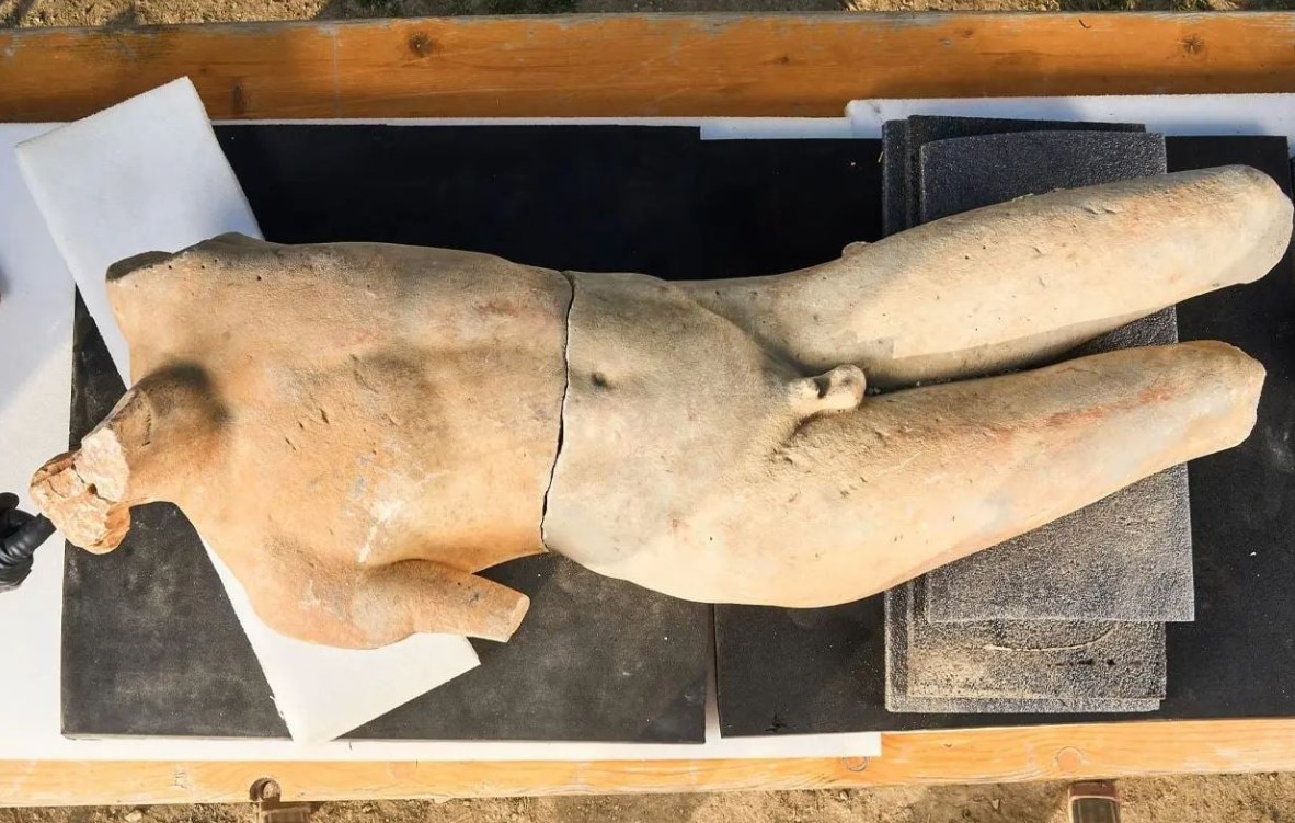 Αρχαιολόγοι ανακάλυψαν το ελληνικό άγαλμα του Απόλλωνα Σαυροκτόνου