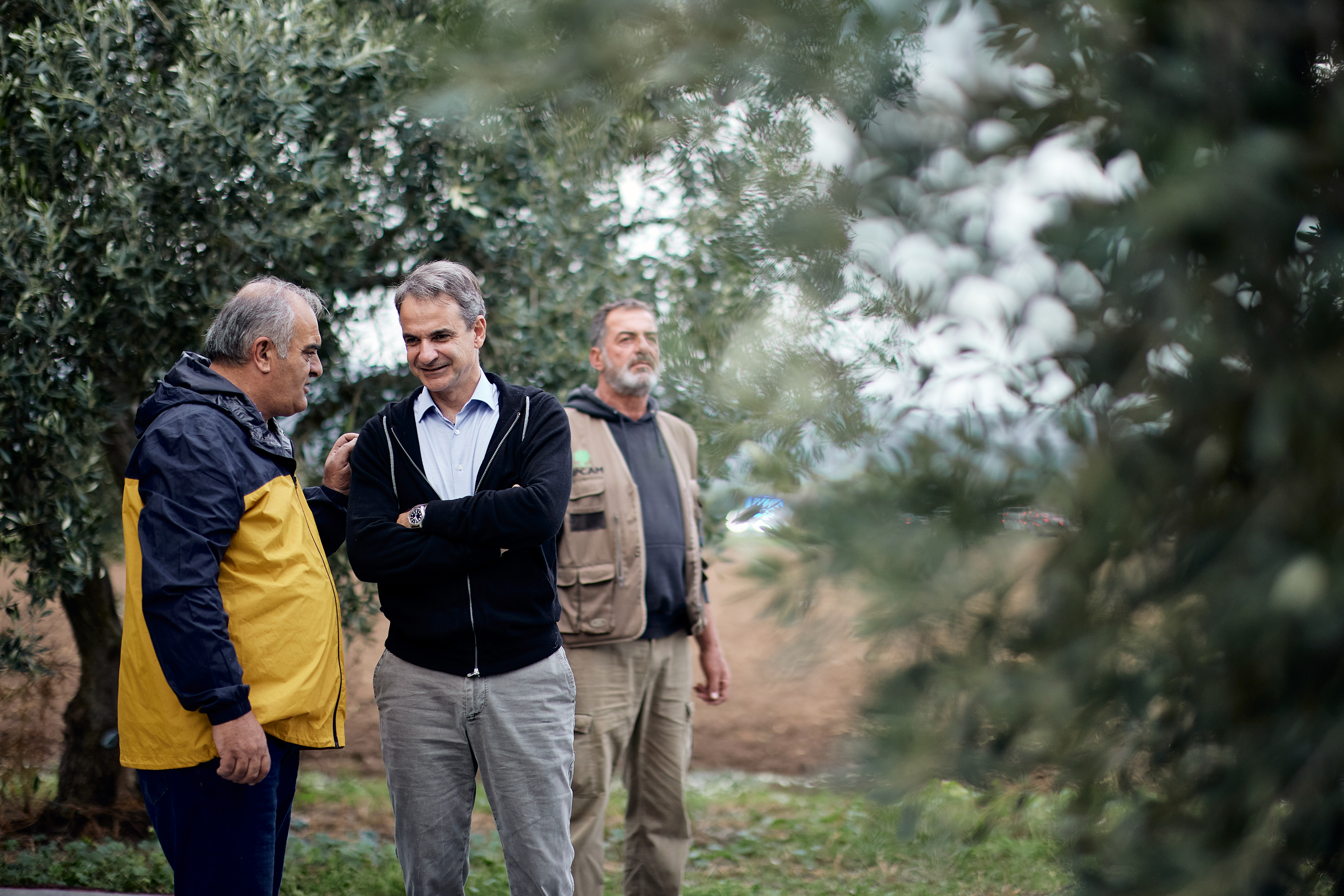 Σε ελαιώνα στην Αταλάντη ο Μητσοτάκης