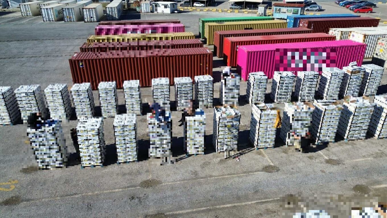 Πειραιάς: 91 κιλά κοκαΐνης τεσσάρων αξίας εκατ. ευρώ εντοπίστηκαν σε κοντέινερ με μπανάνες 