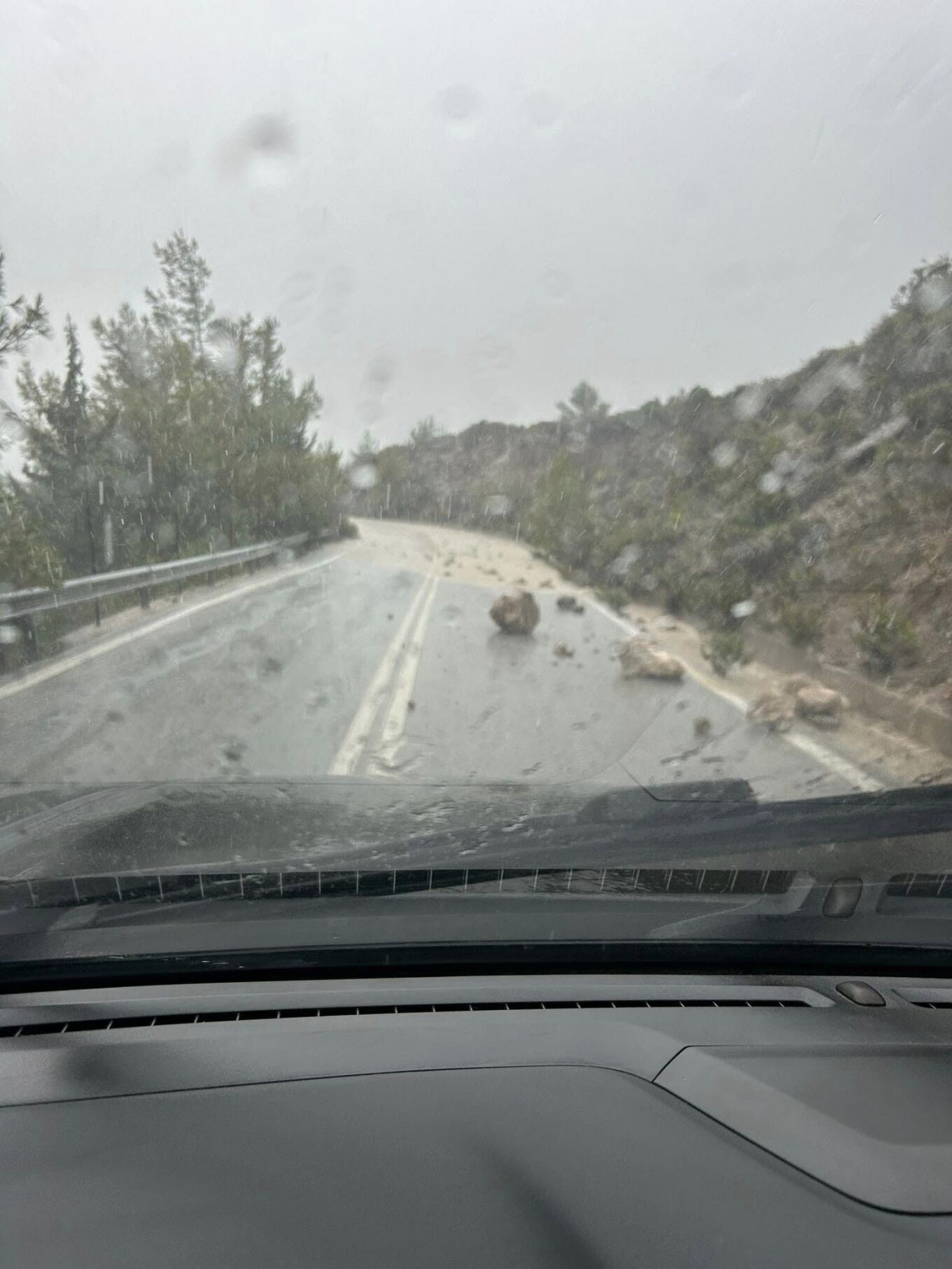 Η κακοκαιρία «χτύπησε» τη Ρόδο