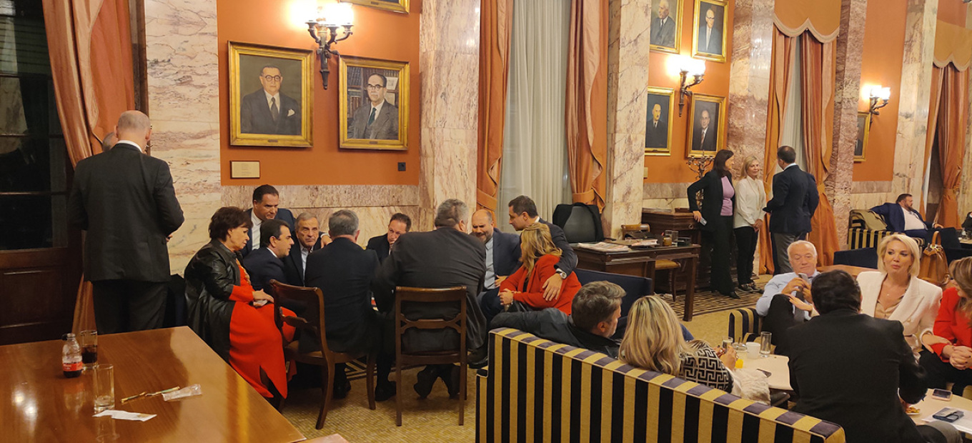 Βουλή: «Πηγαδάκι» βουλευτών με Σαμαρά στο εντευκτήριο