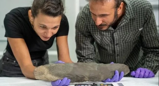 Βρέθηκε προϊστορικό τσεκούρι που μπορεί να είναι το μεγαλύτερο στον κόσμο