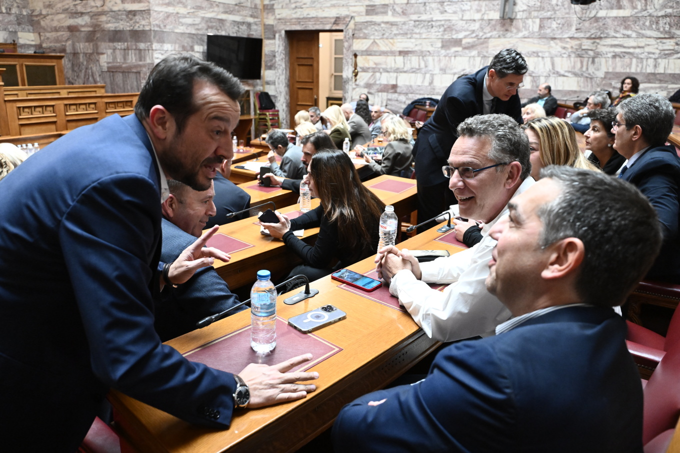 Τσίπρας: Εμφανίστηκε στη συνεδρίαση της Κοινοβουλευτικής Ομάδας του ΣΥΡΙΖΑ