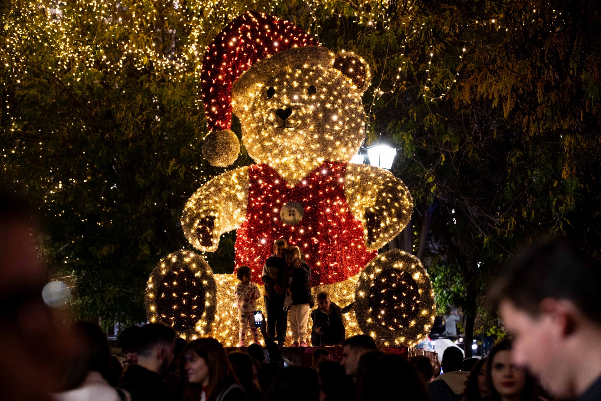 Δήμος Αθηναίων: Φωταγωγήθηκε απόψε το εντυπωσιακό χριστουγεννιάτικο δέντρο στην Πλατεία Συντάγματος