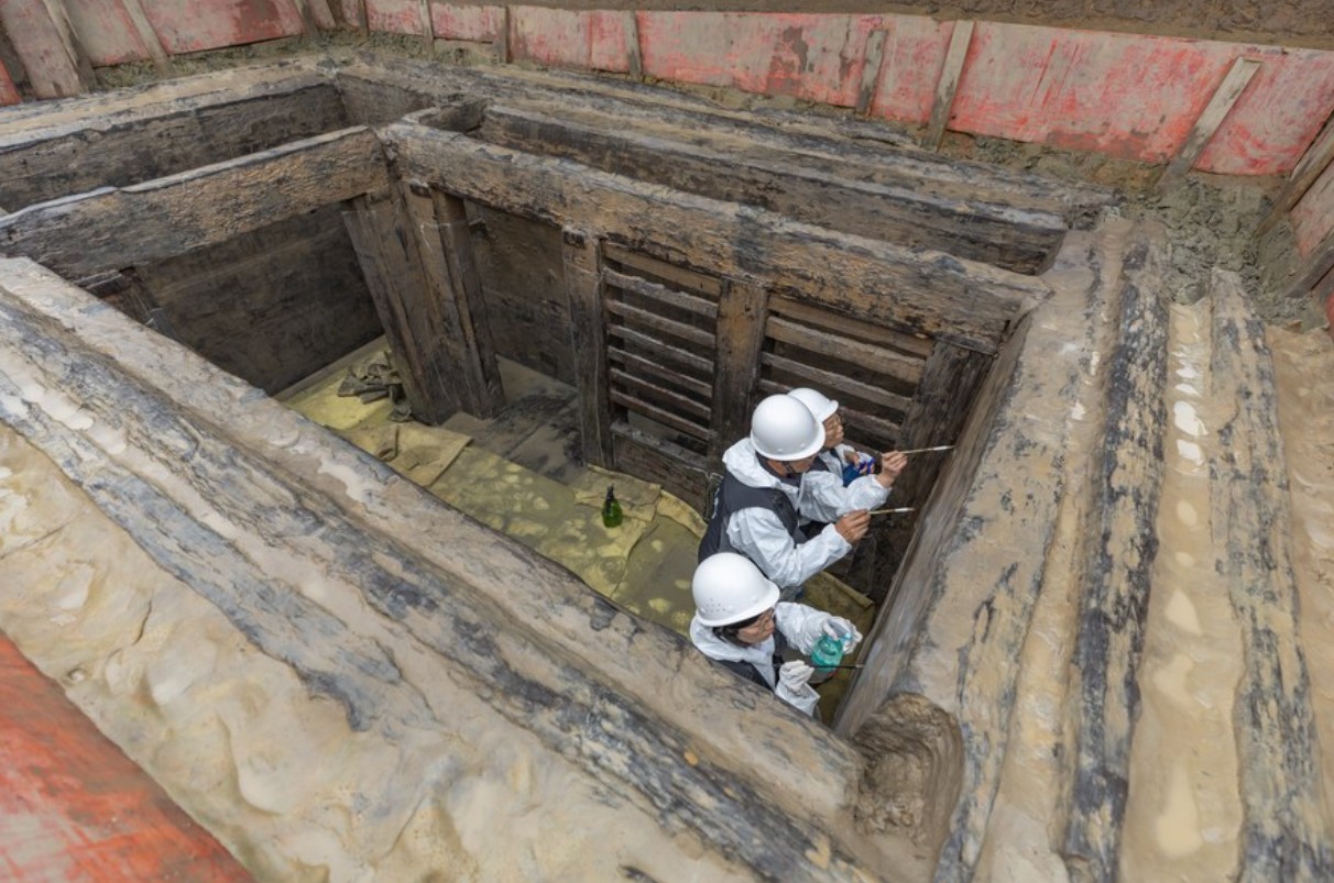 Τι ανακάλυψαν αρχαιολόγοι σε αρχαίο τάφο 2.100 ετών που άνοιξαν για πρώτη φορά