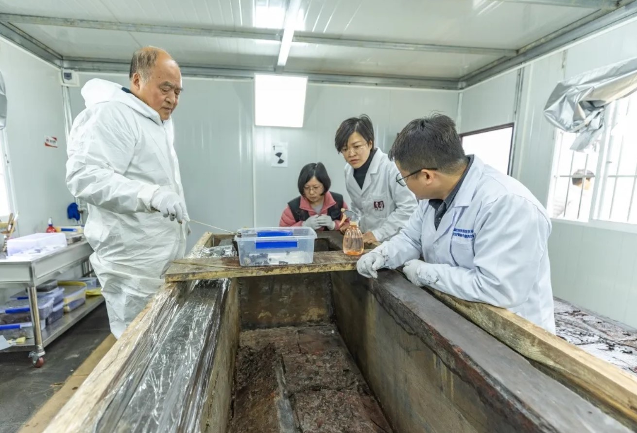Τι ανακάλυψαν αρχαιολόγοι σε αρχαίο τάφο 2.100 ετών που άνοιξαν για πρώτη φορά