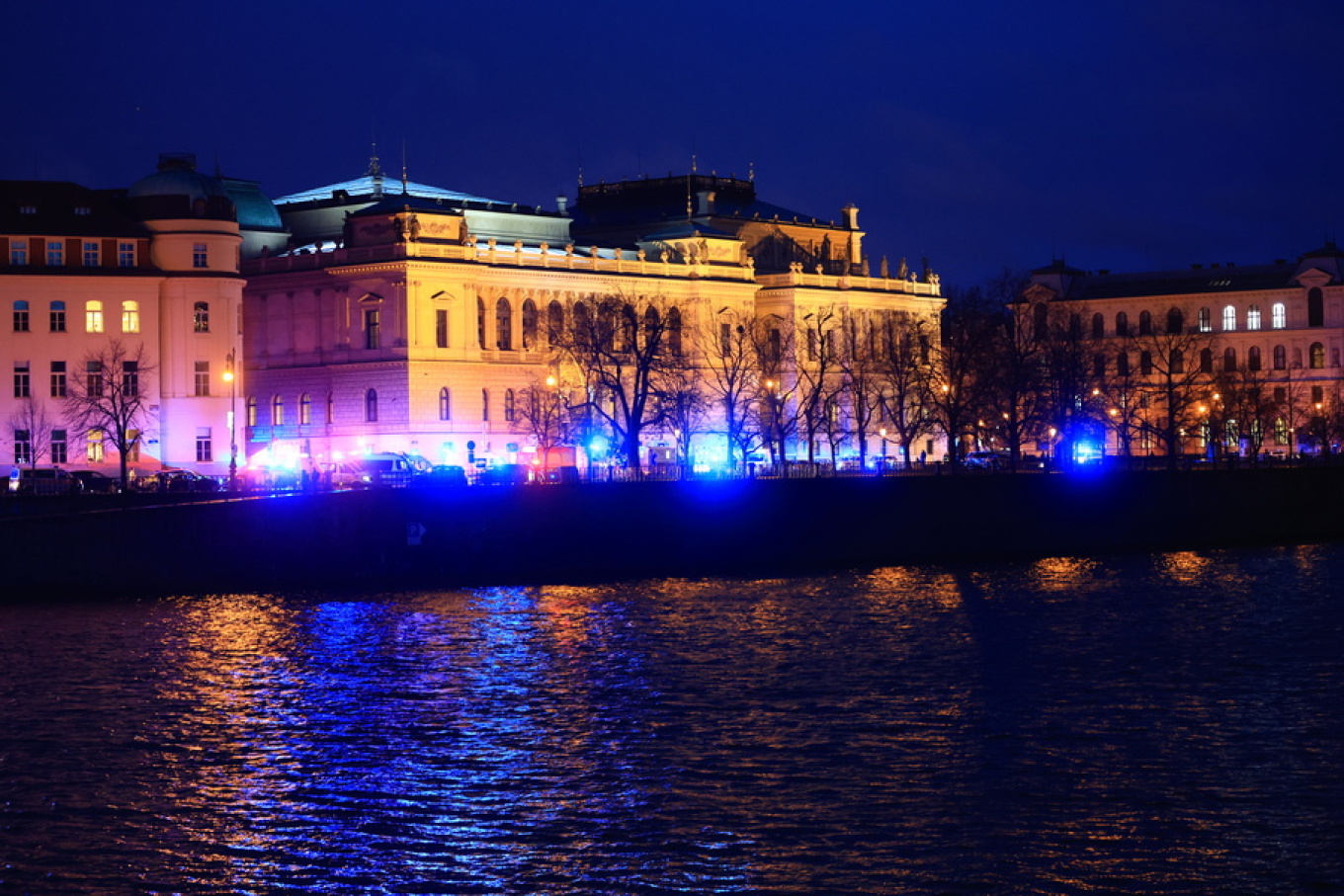 Έλληνες τουρίστες κοντά στο πανεπιστήμιο που έγινε η επίθεση τη Πράγα 