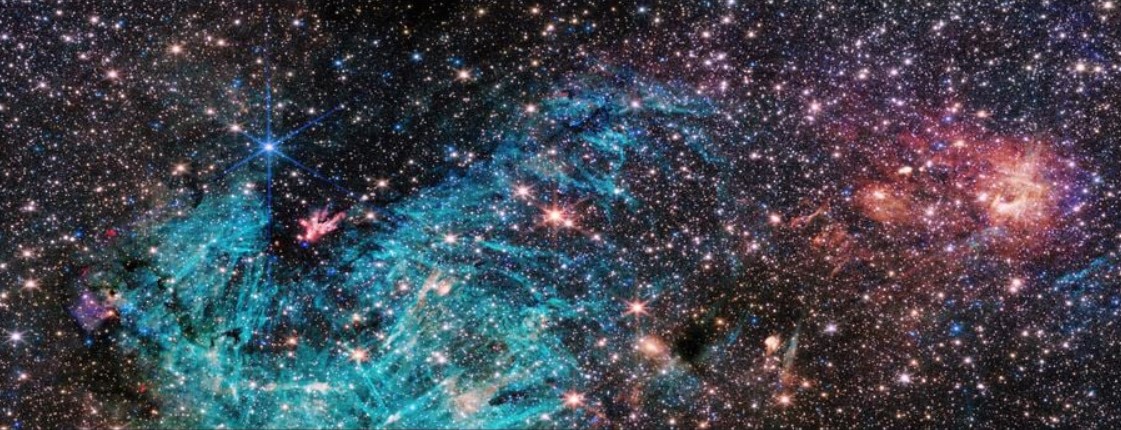 Ένα μοναδικό θέαμα κατέγραψε το ισχυρότερο διαστημικό τηλεσκόπιο και η NASA το έδωσε στη δημοσιότητα. Το «James Webb» διείσδυσε στο πυκνό και κατά δύσκολα ορατό σε λεπτομέρειες κέντρο του γαλαξία μας όπου κυριαρχούν αστρικά σφαιρωτά σμήνη και βέβαια ο Τοξότης Α*, η τεράστια μαύρη τρύπα στο κέντρο του γαλαξία μας η οποία εκτιμάται ότι έχει μάζα περίπου τέσσερα εκατομμύρια φορές μεγαλύτερη από αυτή του Ήλιου και παράγει διαφόρων ειδών κοσμικά φαινόμενα.   Το James Webb φωτογράφησε ένα τμήμα της περιοχής Sagit