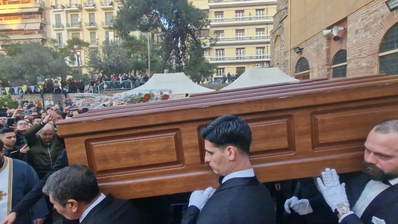 Βασίλης Καρράς: «Λύγισε» η σύζυγός του - Το συγκινητικό αντίο των μουσικών του